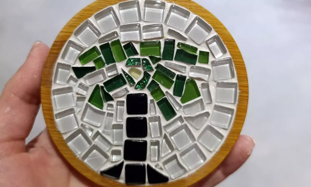 Taller de posavasos de mosaico en galería de arte en Madrid centro
