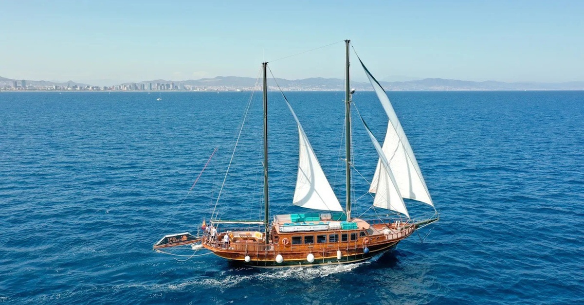 Paseo en barco de madera con bebidas en Barcelona