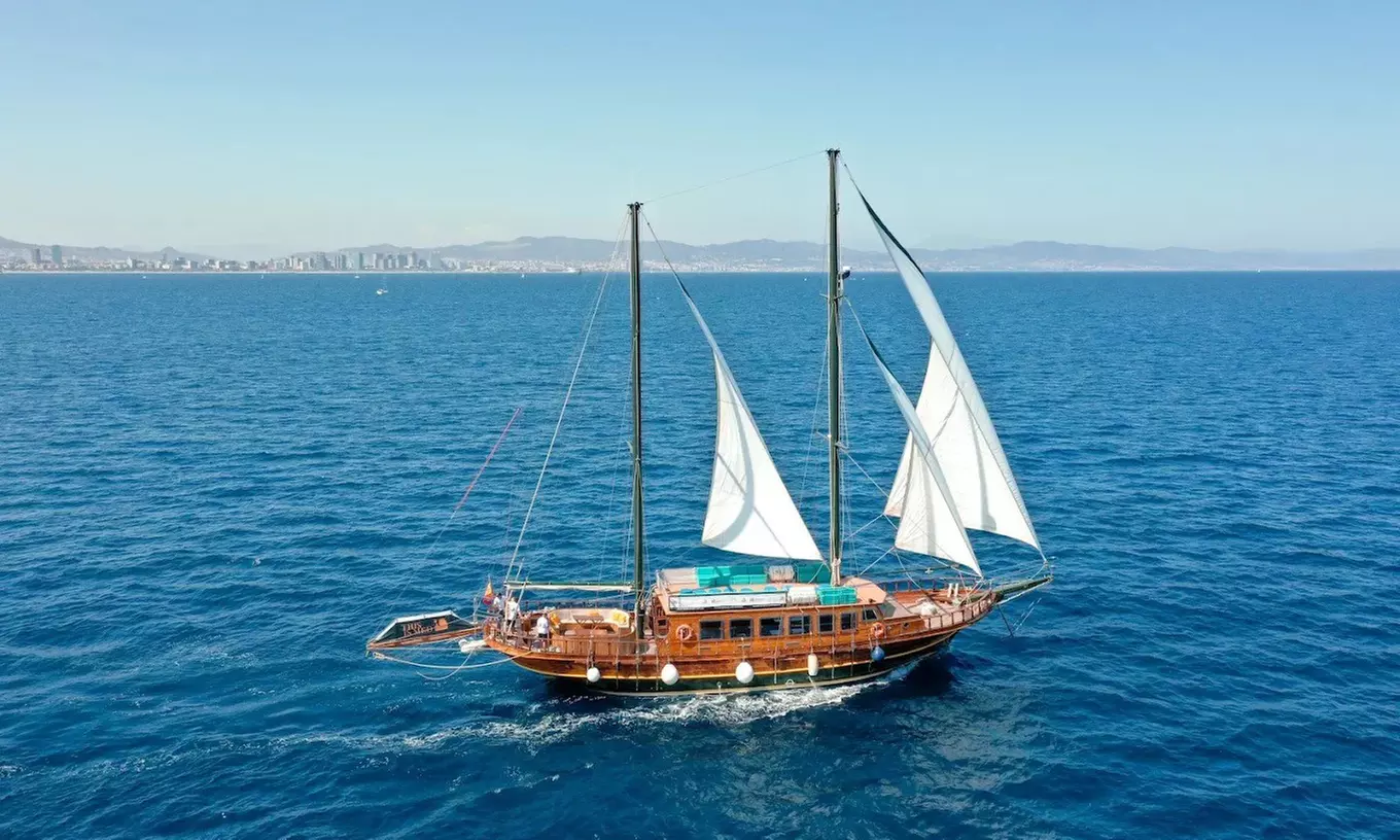 Paseo en barco de madera con snacks y bebidas para 1 o 2 personas