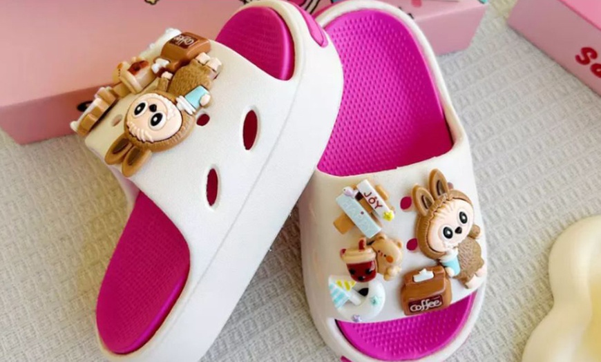 Image 3: 1 of 2 paar slippers met op Labubu geïnspireerd ontwerp