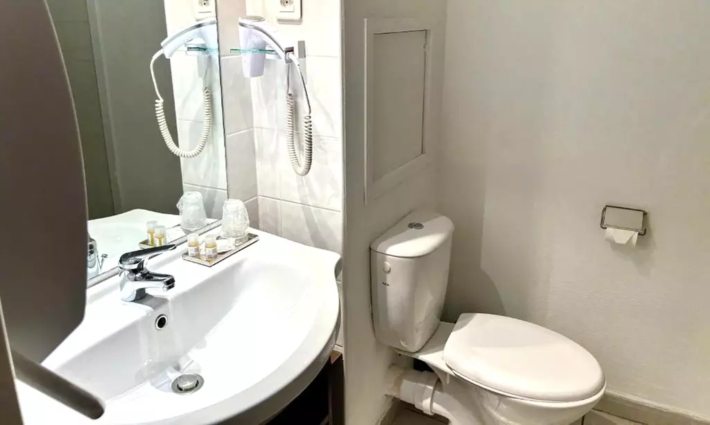 Aigues-Vives (Gard) : chambre double avec PDJ, menu en option