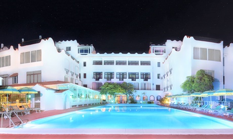 Caserta, Mondragone: camera Economy con vista mare e colazione o mezza pensione per 2 presso International Resort