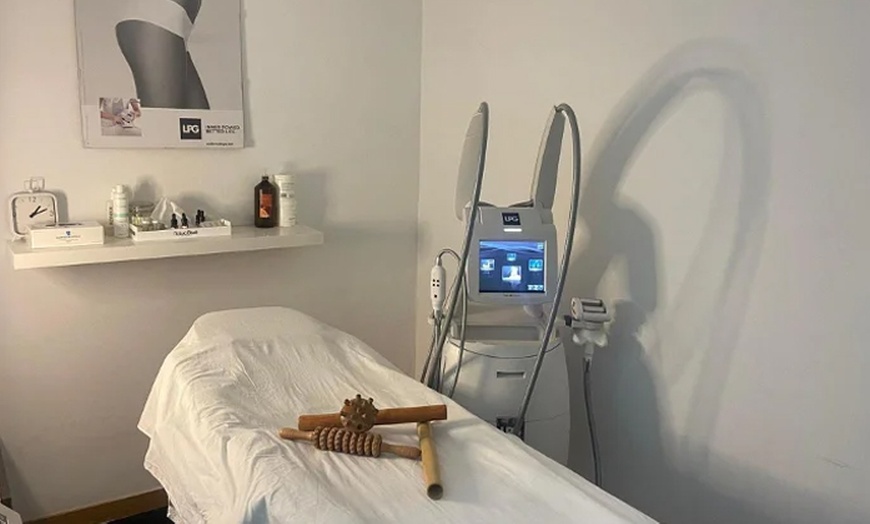 Image 2: 1 o 2 sesiones de 60 minutos de radiofrecuencia facial Indiba para 1