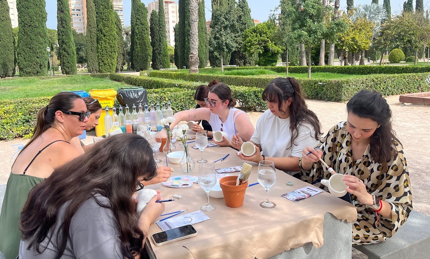 Image 1: Taller de modelado en arcilla, velas o pintura en cerámica o tote bag