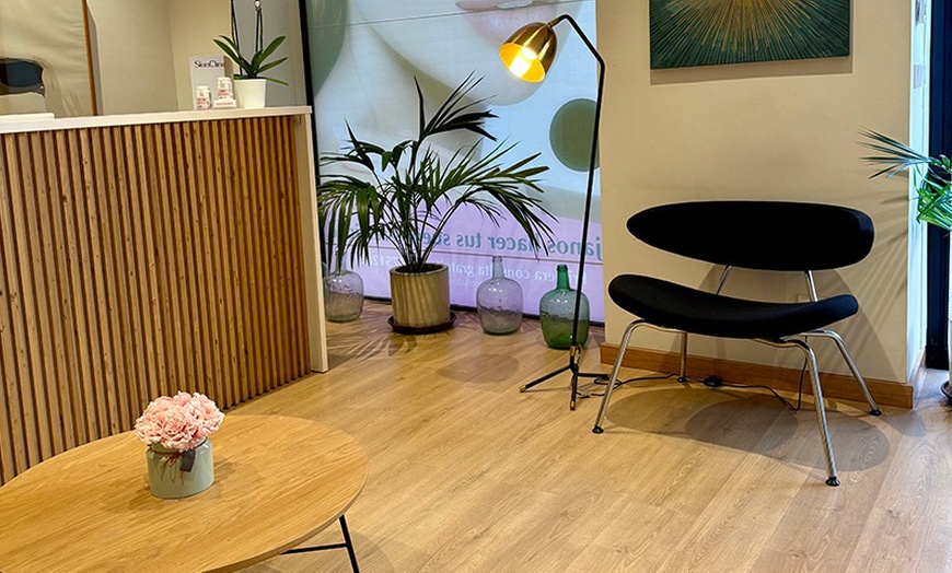 Image 3: Tratamiento facial con peeling químico y mascarilla hidratante para 1