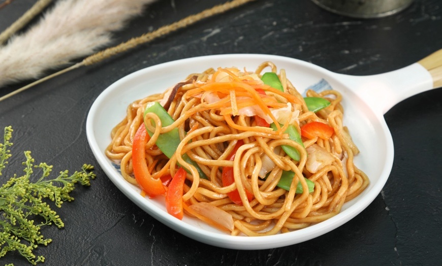 Image 2: Para 2 personas: arroces o tallarines, pollo frito, wakame o kimchi 