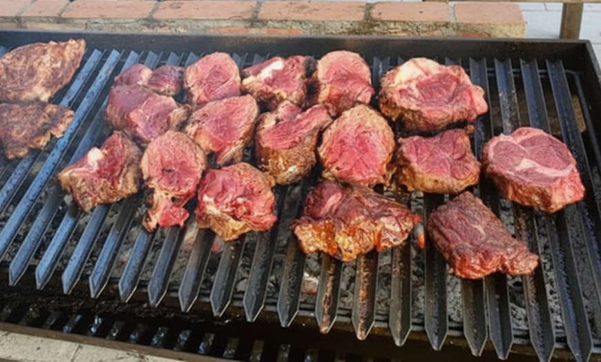 Image 9: Menú de parrillada para 2 o 4 con botella de vino en asador argentino