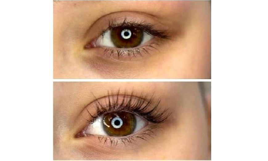 Image 2: Tinte o extensiones de pestañas con opción a lifting, cejas y más 