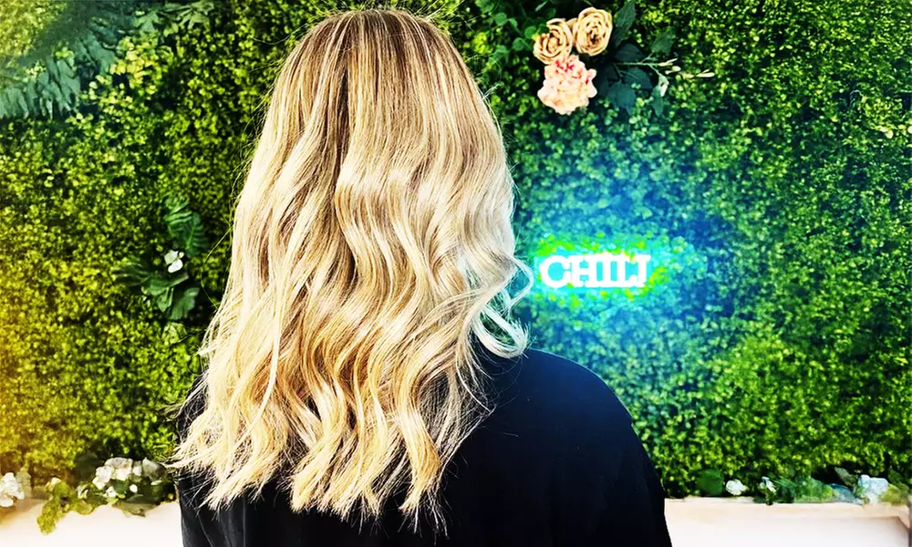 Sesión de peluquería completa con opción a tinte de raíz o mechas balayage para 1 persona, ahorra hasta un 56% - Primary Image