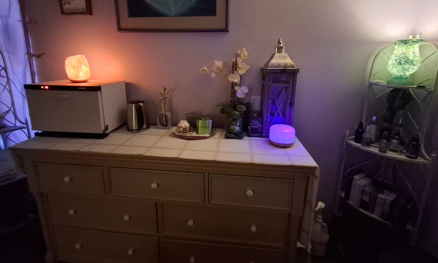 Image 5: 60/90-min Full Body Swedish / Deep Tissue Massage w/ Hot Stones & More