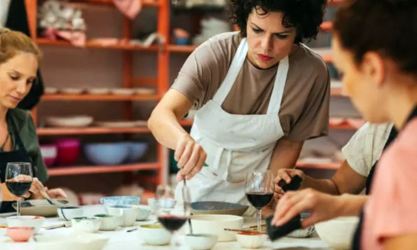 Crea y decora tu propia pieza de cerámica con barra libre y picoteo