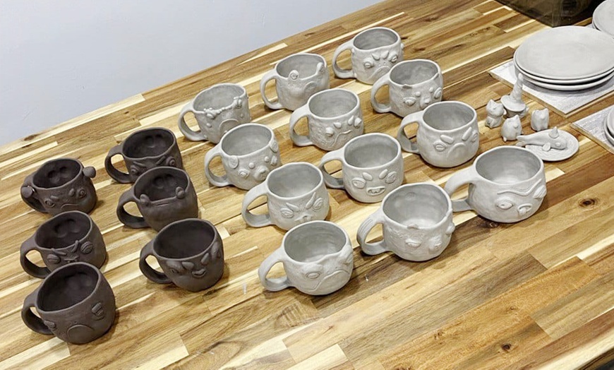 Image 2: Taller de cerámica "Crea y decora tu taza" de 2,5 h con bebida o té