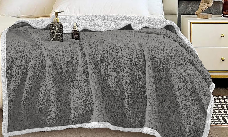 Image 3: Manta cálida con tacto de borreguito y microfibra suave