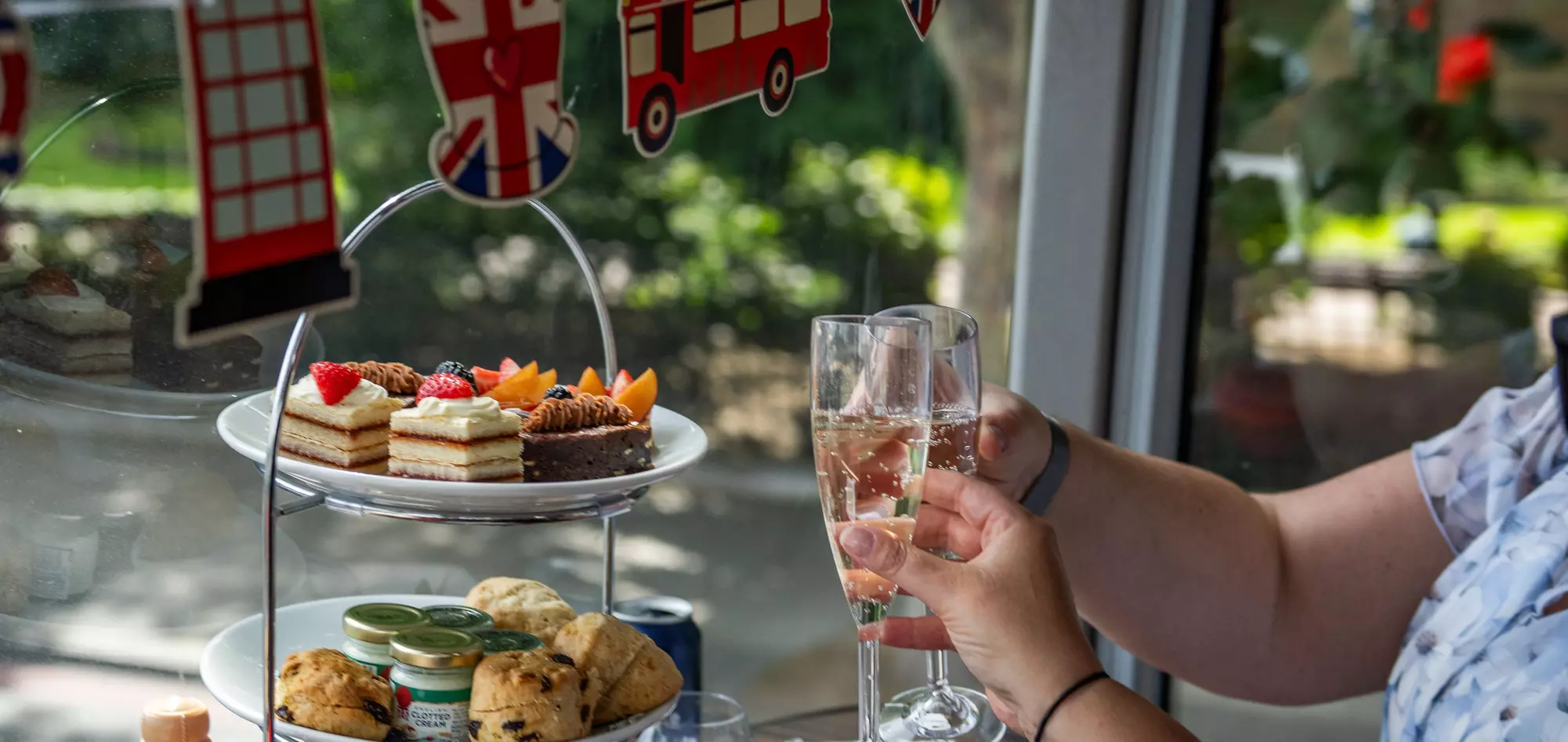 Afternoon Tea Bus Tour – Iconic London Sights & Live Guide