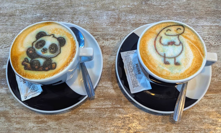 Image 3: Menú de brunch o merienda con platos salados, dulces, cafés y zumos