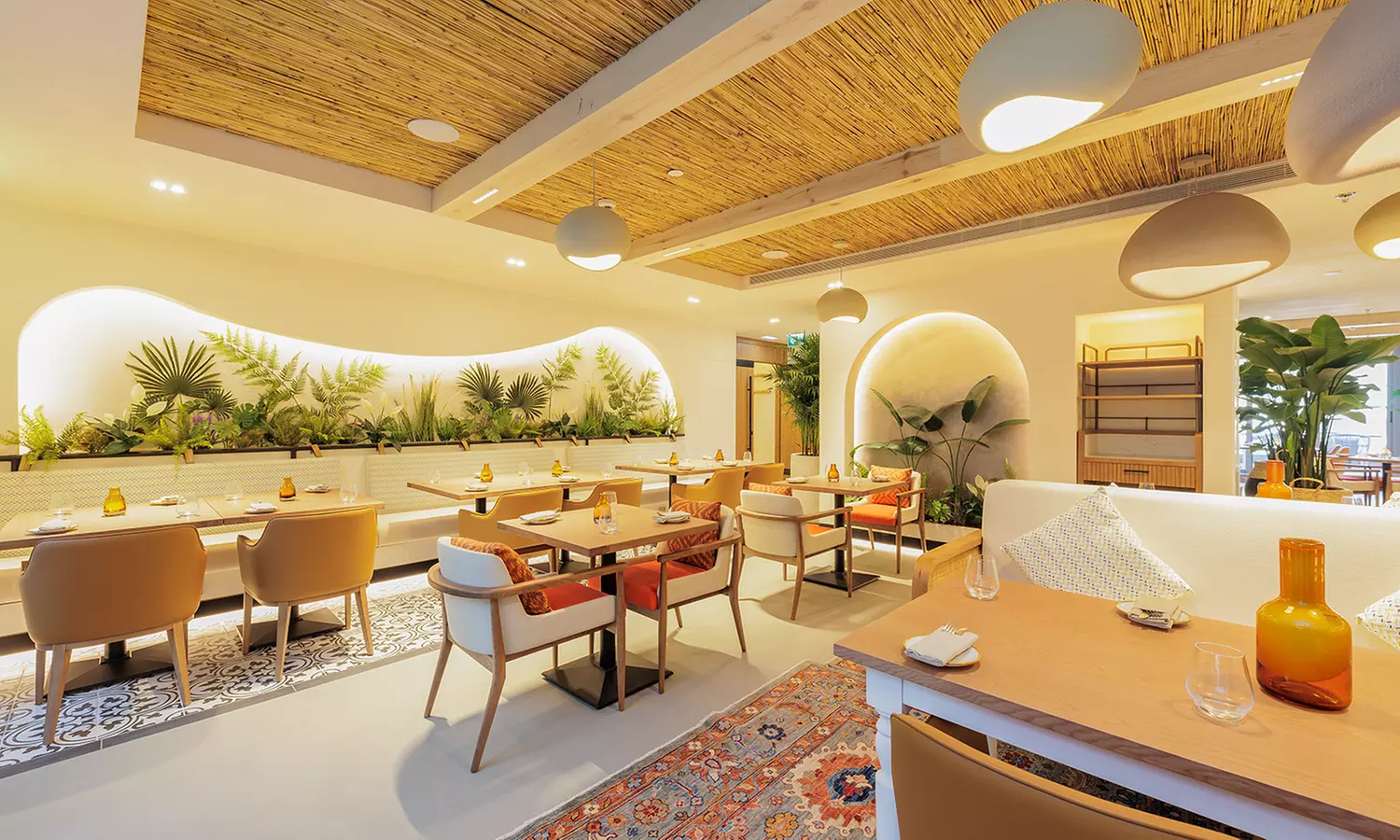 AED 100, AED 200, or AED 300, or AED 500 to spend on Food & Drink