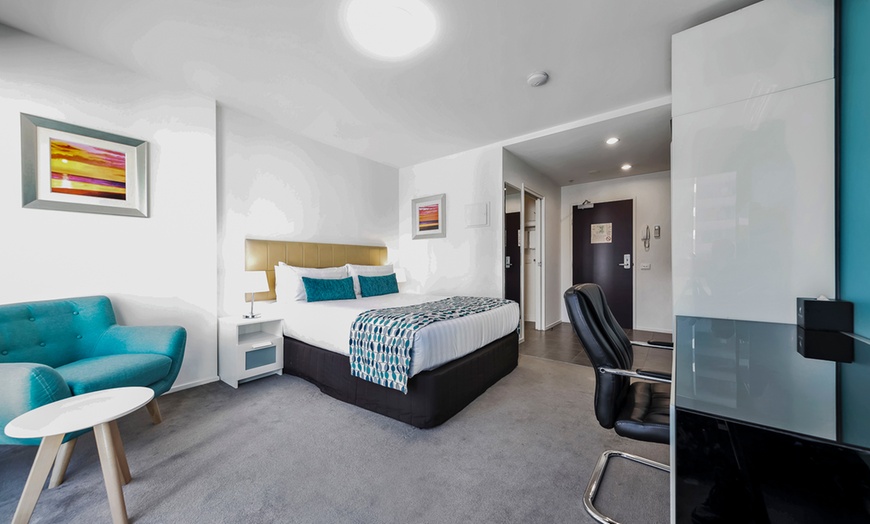 Image 2: Melbourne: Studio or Two Bedroom Apartment with Breakfast and LCO