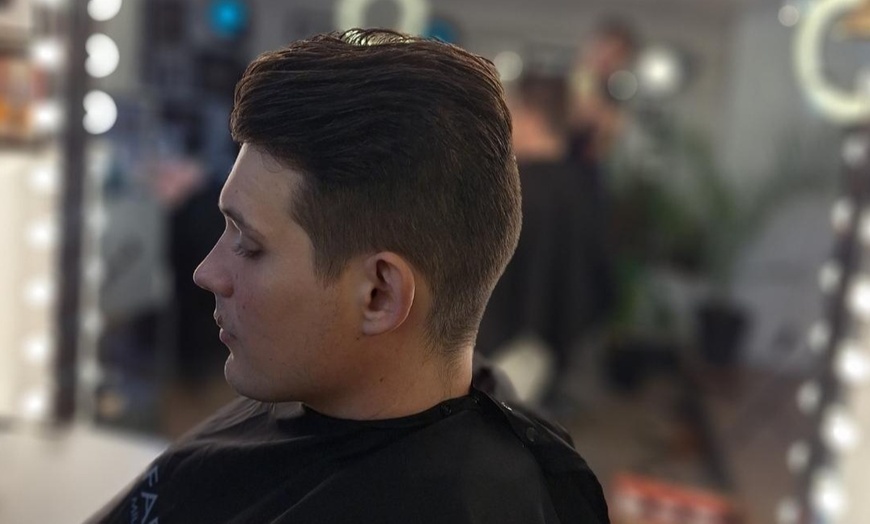 Image 8: Weesp: kappersbehandeling