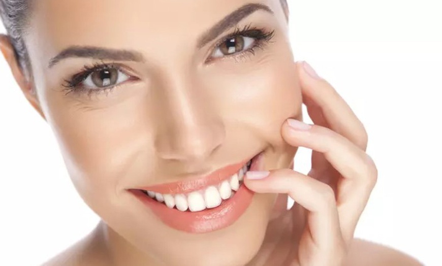 Image 3: Rinomodelación con tratamiento de relleno dérmico para 1 persona 