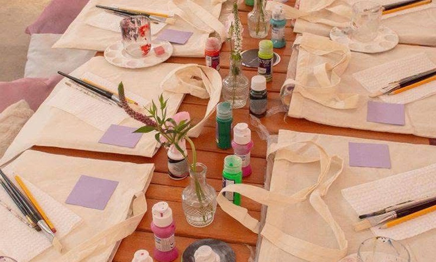 Image 4: Taller a elegir entre pintura de tazas, tote bags, cuadros o cerámica