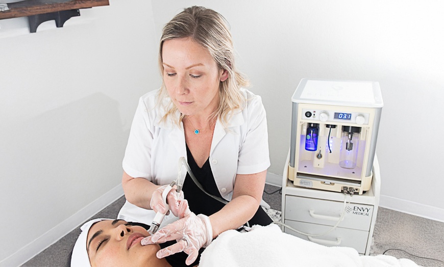 Image 2: The Diamond Glow Experience: Reveal Your Most Radiant Skin Ever