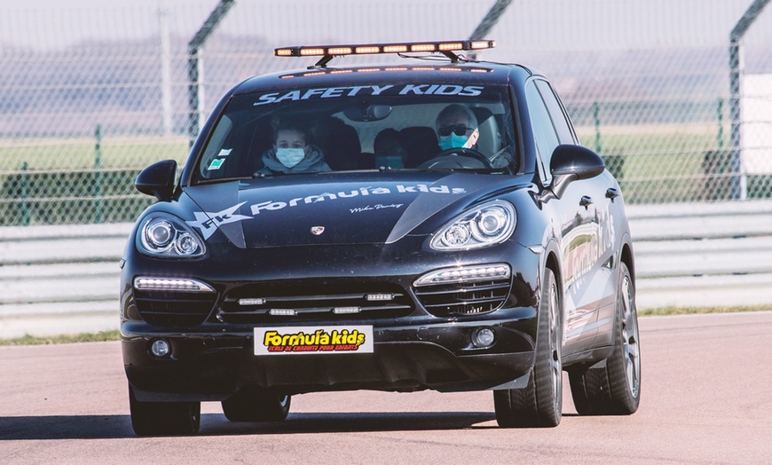 Image 2: Stage de conduite junior : 3 tours sur circuit avec Formula Kids