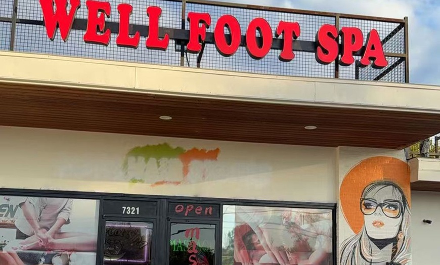 Image 4: Solo or Couple Therapeutic Body Massage + Hot Stones & Essential Oils
