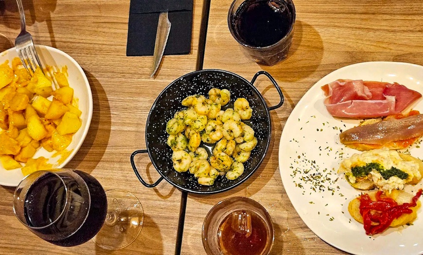 Image 10: Menú para 2 o 4 personas con entrante, principales, postres y bebidas