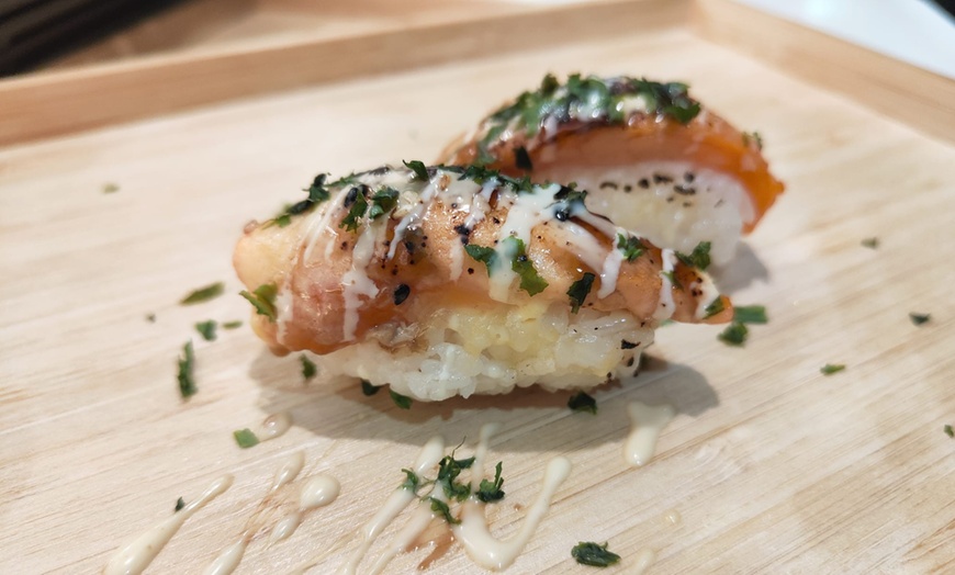 Image 8: Menú de sushi con piezas a elegir y bebidas para 2 o 4 personas