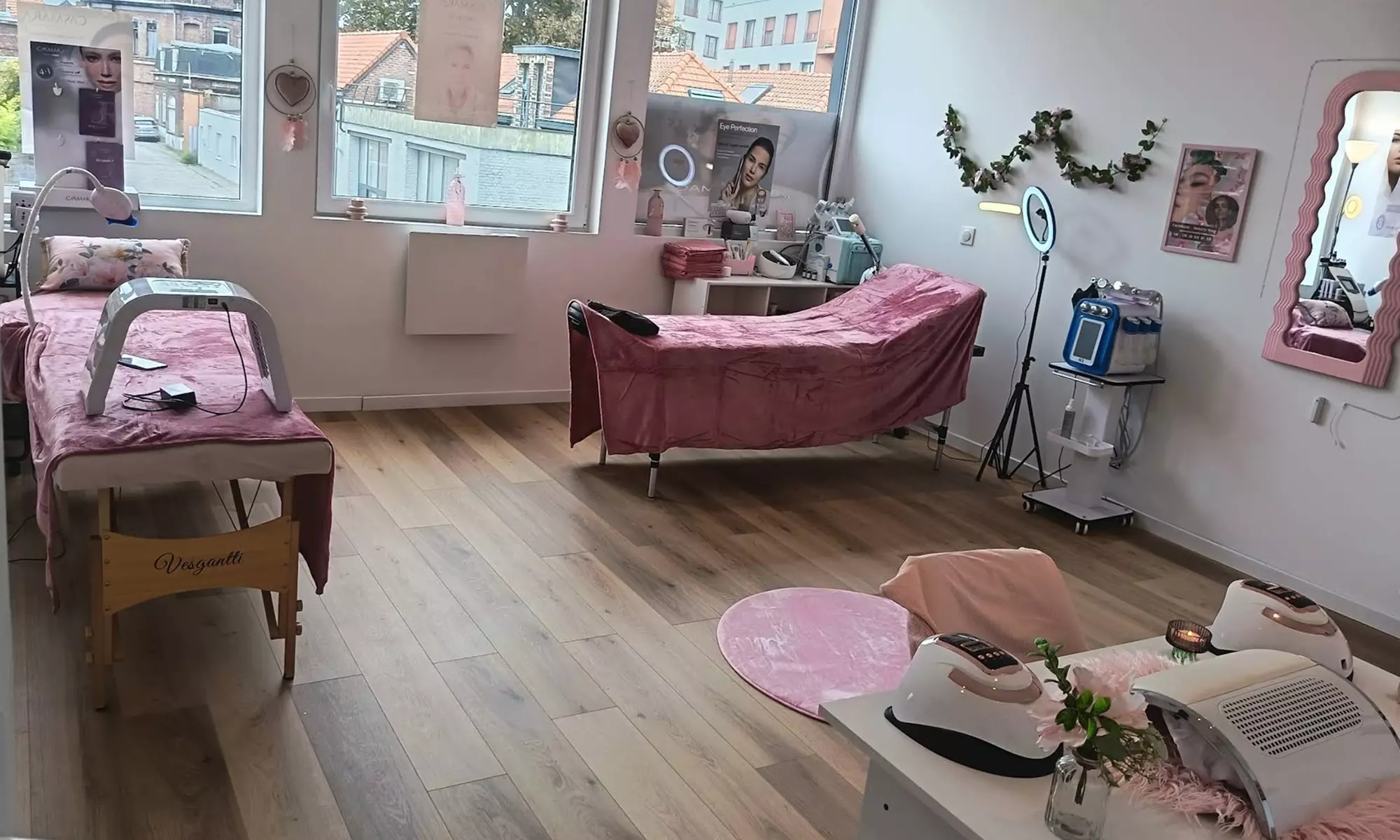 Beauté des mains russe avec vernis chez Beautymag