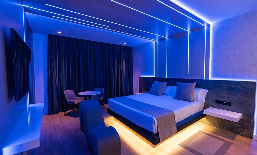 Image 4: Valencia: suite con botella Vino blanco y decoración de pétalos