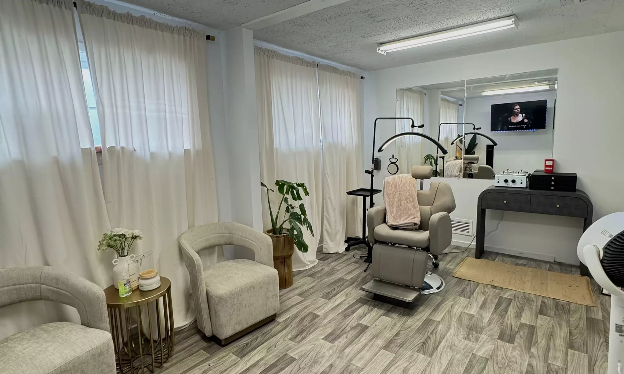 45-Min Brow Wax/ 60-Min Brow Lamination with Shape & Tint