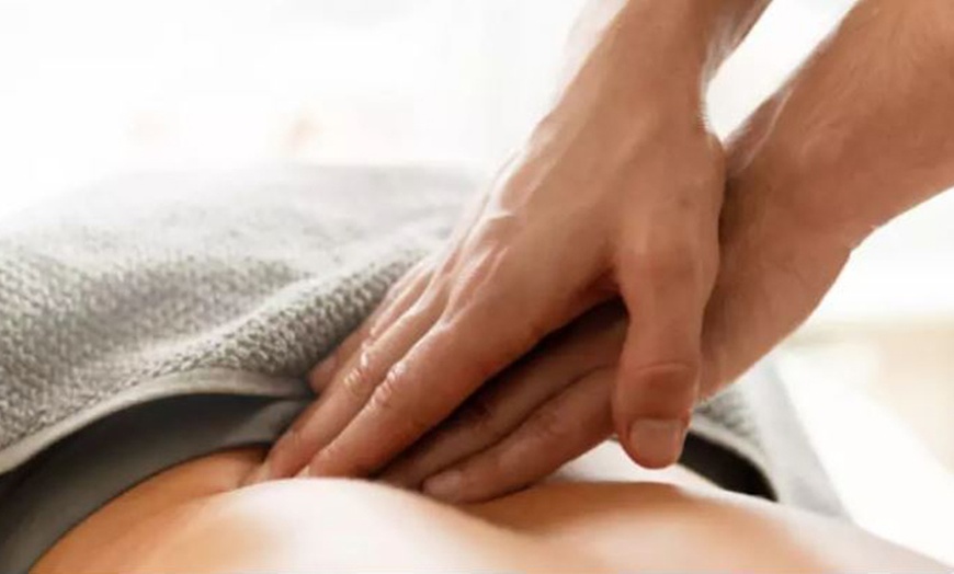 Image 6: Masaje balines de 45 o 60 minutos con lifting facial japonés para 1