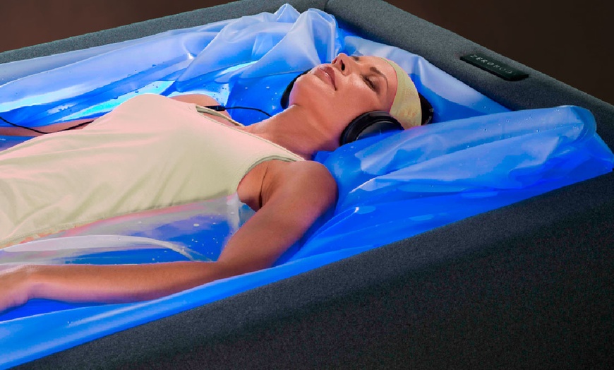 Image 14: 1 o 4 masajes personalizados o ritual con gravedad cero y haloterapia