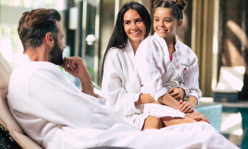 Image 1: Circuito termal para 2 adultos y 1 o 2 niños con opción a almuerzo