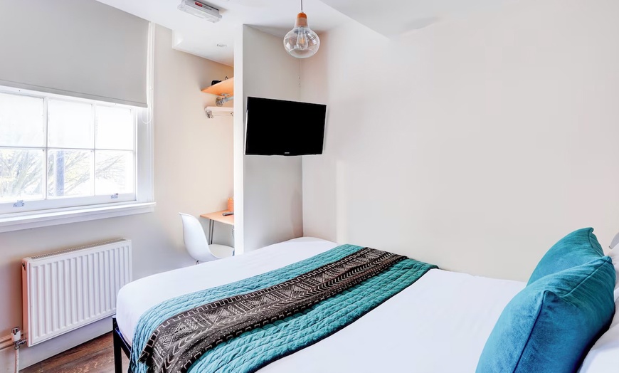 Image 2: London: Standard / Superior Double Room for Two with Breakfast
