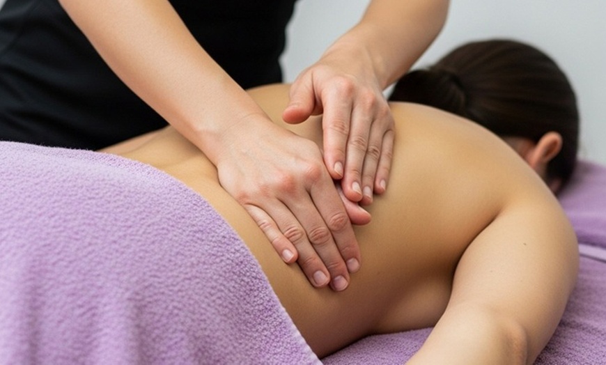 Image 2: Masaje relajante, descontracturante o deportivo de 30 o 60 minutos