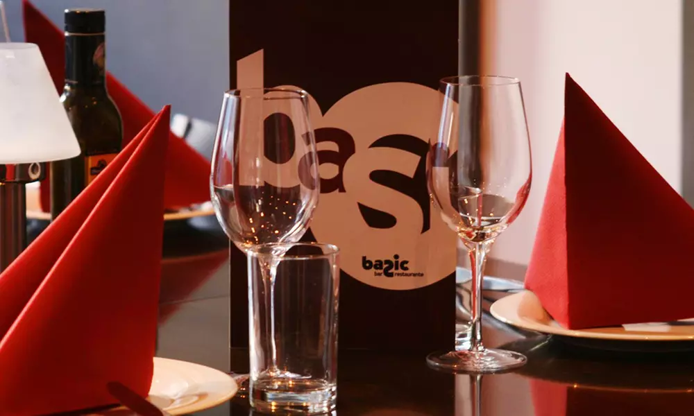 Menú degustación de tapas o prémium con botella de vino para 2 o 4