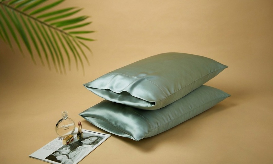 Image 2: Premium Mulberry Silk Reversible Pillowcase Duo