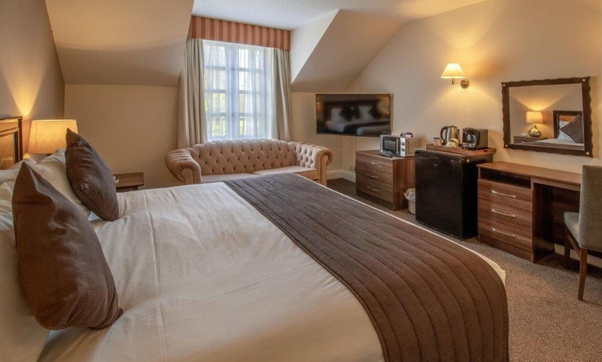 Image 8: Warwickshire: Standard Double / Twin Room with Breakfast, Wi-Fi & More
