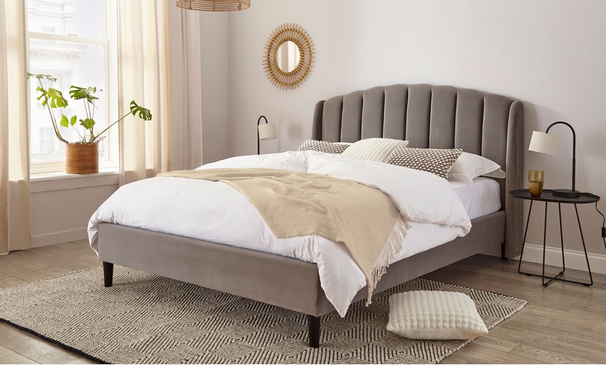 Image 8: Aurelia Winged Upholstered Bed 