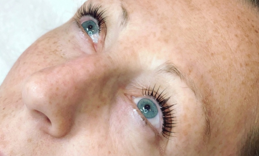 Image 3: Get Stunning Classic and Volume Lashes with Fills