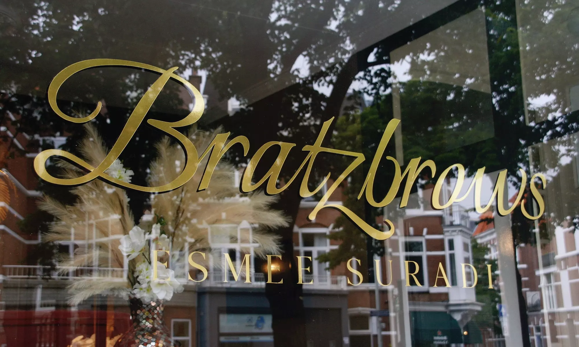 Je wenkbrauwen zijn de lijsten van je ogen: browbehandeling naar keuze