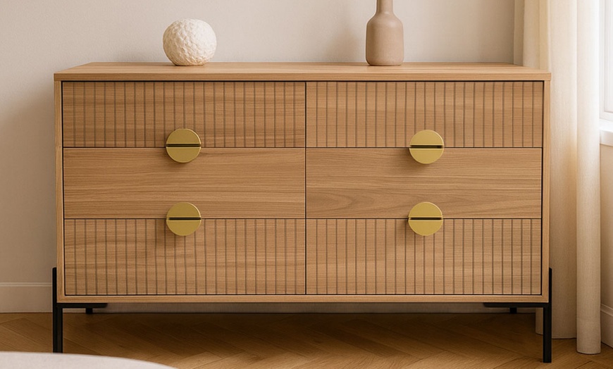 Image 6: Commode "Torinese" décor bois rainuré et poignées dorées de Kocoon 