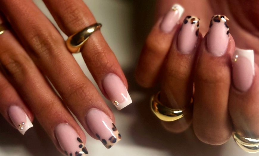 Image 4: Pose de vernis semi-permanent sur les mains et/ou les pieds