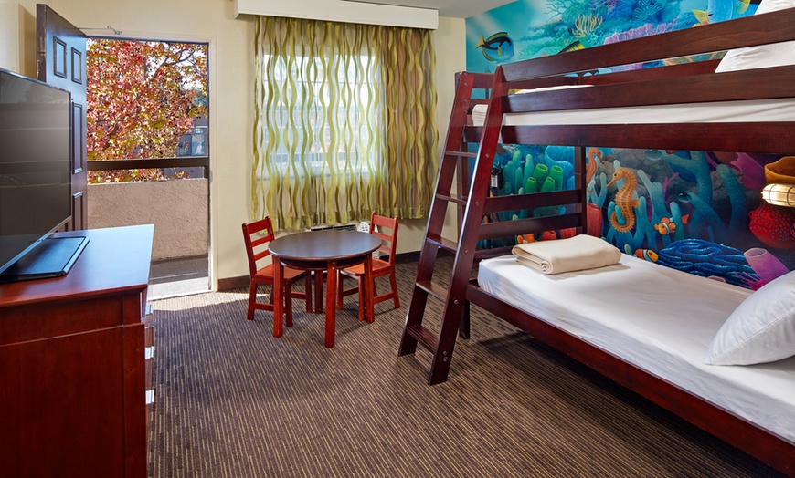Image 4: Members Only: Charming Hotel in Mission Valley Near Zoo & SeaWorld