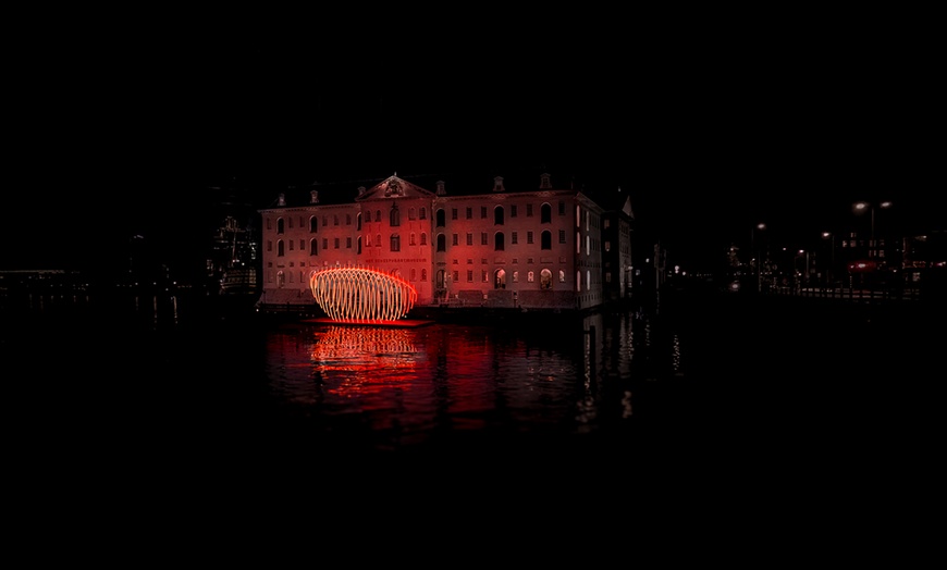 Image 10: Betoverende avondtocht vol licht, kunst en gezelligheid op het water