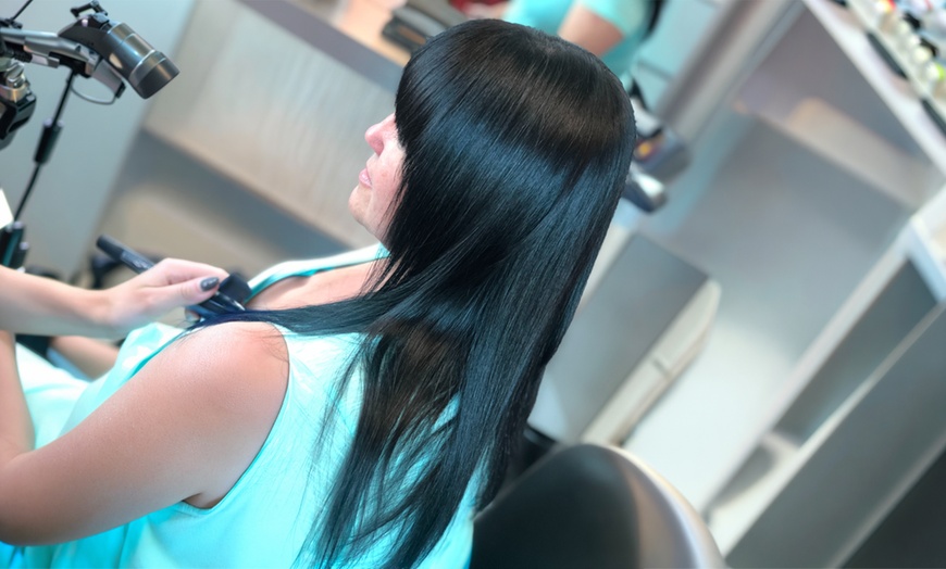 Image 2: Enhance Yourself with Hair Color and Highlight Services