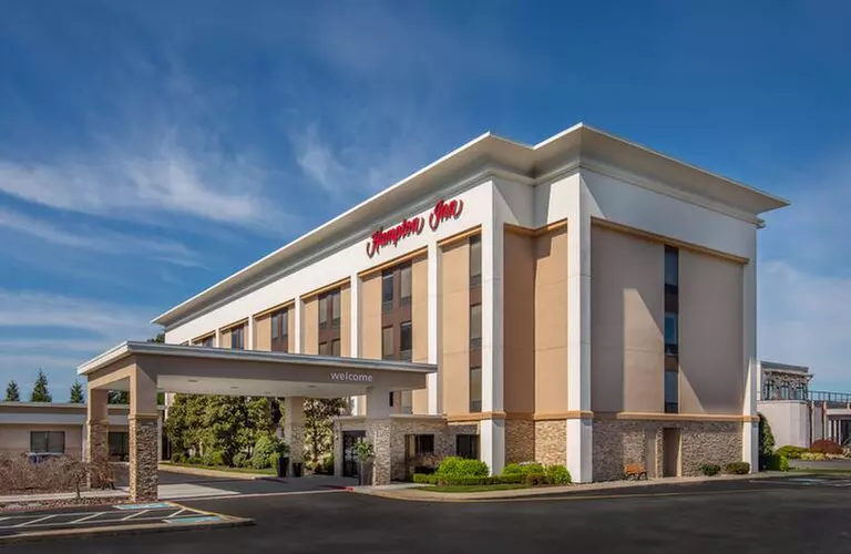 Modern comfort with breakfast and easy coastal access