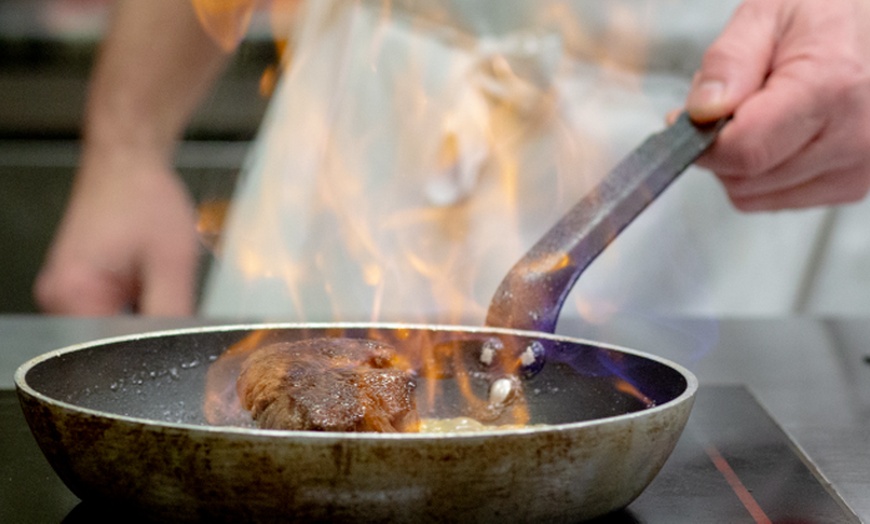 Image 10: Dégustez une cuisine raffinée au restaurant Le Victoria